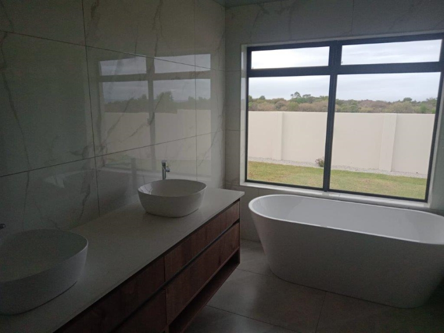 4 Bedroom Property for Sale in Wavecrest Eastern Cape